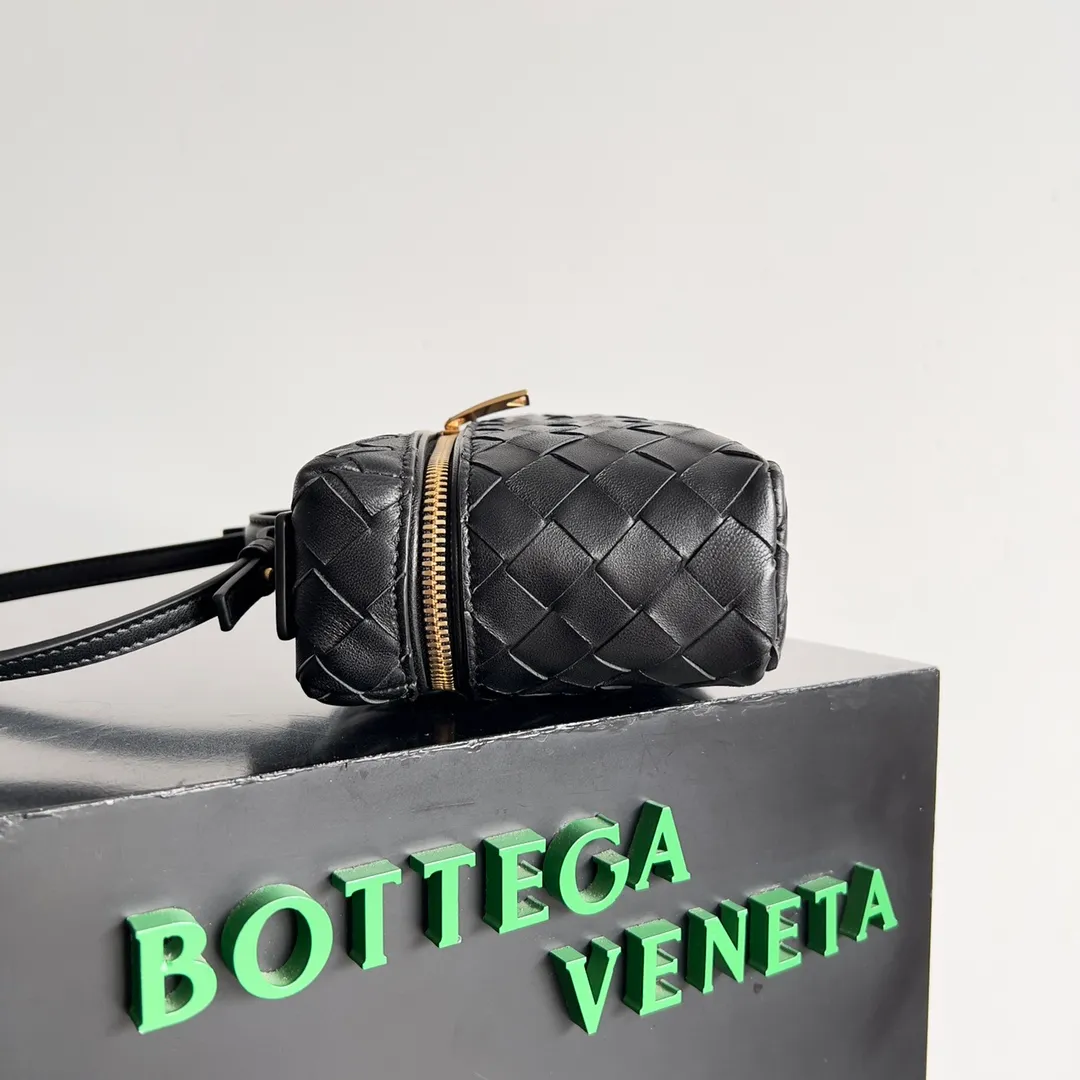 Batch 1360 Bottega Veneta 24 spring and summer woven zipper crossbody bag. A crossbody bag that can be used as a cosmetic bag. The exquisite weaving and compact body are an indispensable accessory for the upcoming summer. The double zipper also better protects the bag. It has a large capacity. If you like it, don’t miss it. Style number: 789109 Size: 22*12.5*5cm